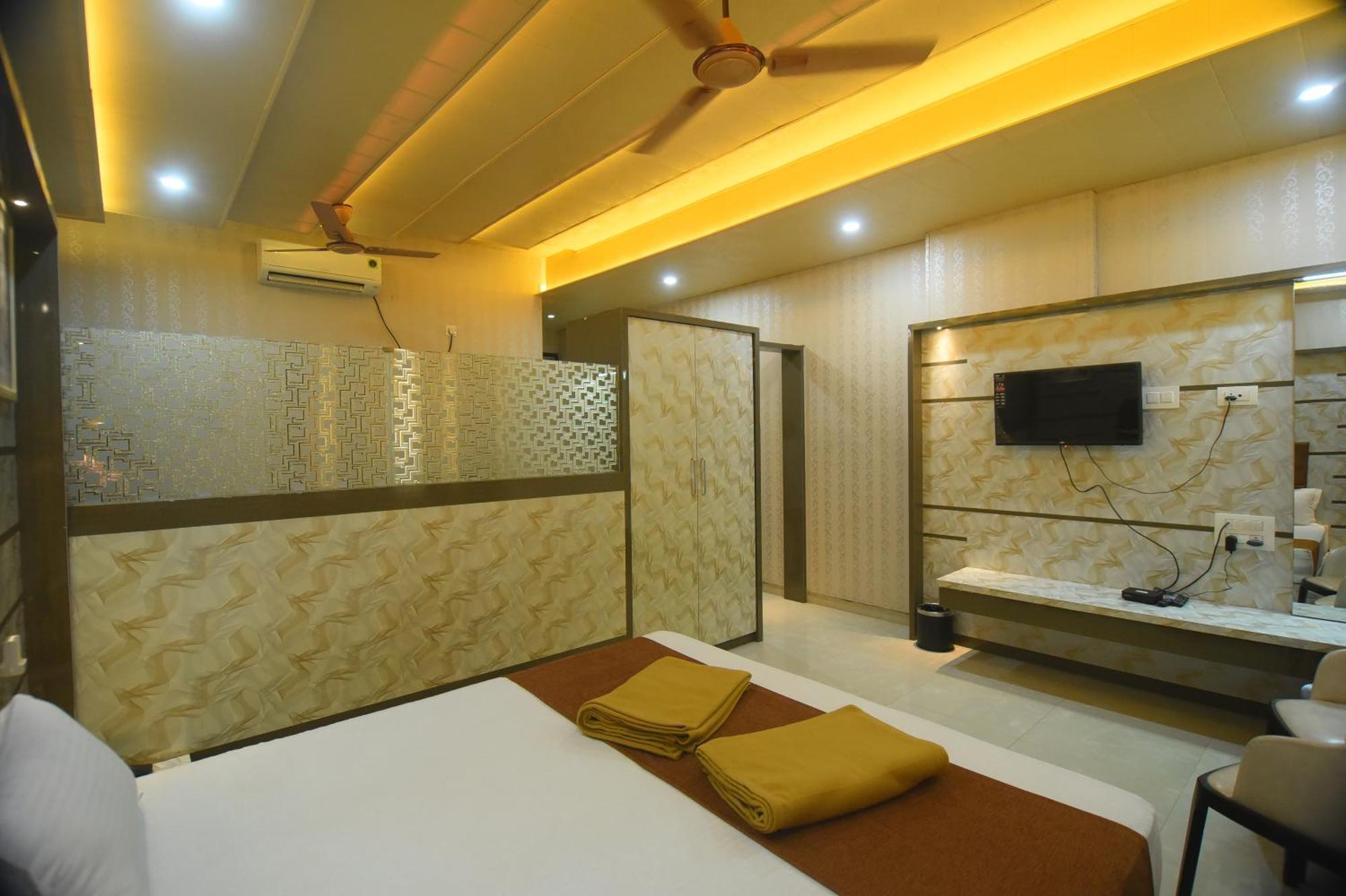 Hotel R Empire Revtree à Davanagere Extérieur photo